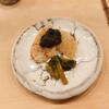 鮨 しゅん輔 - 海苔の佃煮、葉わさびの醤油漬けを添えた平貝