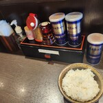 らーめん 縁や - 卓上調味料とランチセットのライス（中）