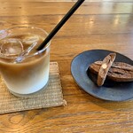 ベースキャンプコーヒー - アイスカフェオレ
ショートブレッド（そばの実/ダークチョコ）