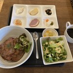 肉キッチン BOICHI - こちらは朝食のローストビーフ丼セット。ドリンクはコーヒー、紅茶、オレンジジュースがチョイスできる。牛すじカレーと雑穀米が食べ放題です。