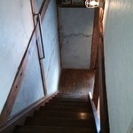Kafe Nijou Hipin - 客席は２階。急な階段だ。