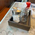 湊うどん - テーブルには天ぷら用の世界遺産沖ノ島の海水からとれた天然天日塩が置いてありました。
