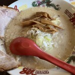 支那そば 北熊 - 北熊中華そば¥850 Bセット¥350
背脂たっぷり
中細のちぢれ麺はあっさり目の豚骨と塩味によく合ってて美味い
チャーシューは薄くスライスされてるけどしっかり豚さんのお肉を感じられて美味しい