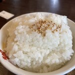 支那そば 北熊 - セットのライス
かなりボリュームあります
あまり美味しい！ってご飯ではないですが十分
卓上のニンニク醤油をかけてチャーシューも乗せてグリグリして美味い