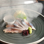 和食居酒屋虎視眈々 - しめ鯖を当店では瞬間的に燻製にして提供しております。燻製に合うポテトサラダもご一緒に。