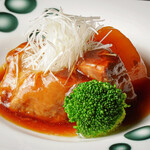 和食居酒屋虎視眈々 - 丸１日かけて仕込んだこちらの豚の角煮は、口に入れた瞬間とろけます。その感動も味わっていただきたい一品です。