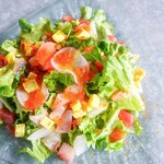 和食居酒屋虎視眈々 - 新鮮な魚を使い、彩り鮮やかに仕上げた海鮮サラダは、リピート率も高い自慢の一品です。