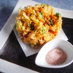和食居酒屋虎視眈々 - 海鮮をふんだんに使用したかき揚げは、ボリューム満点。塩のみで素材そのものを味わってください。
