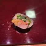 鮨 まつ本 - お口直し　シメサバを酢飯に見立てて菜の花赤貝の紐を具として海苔巻きにしてます　遊び心くすぐる楽しい一品