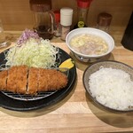 とんかつ 美濃屋 - ロースかつ定食