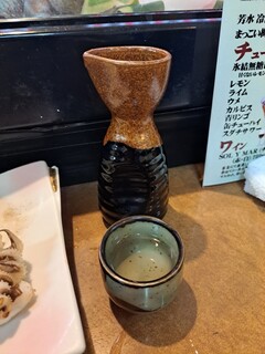 安兵衛 - 三芳菊の純米酒を熱燗で。