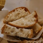 ボッチーノ - アヒージョに付いてくるパン♪