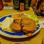 Nikumeshi Okamoto - チャーシュー分厚くて柔らかいです。でも、目玉焼きが裏返ってるのは何故？WHY？？