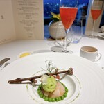 レストランひらまつ 高台寺 - フランス産プチポワのソルベ
            帆立貝のミキュイと生ハムの香る温かいコンソメ