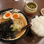 Tsujinoya - 特製みそらーめん1,120円、ライス大280円、無料の辛子高菜