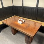 天むす処けしき. - テーブルは最大5人まで着席可能です。