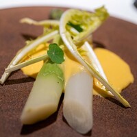 レストラン オオツ - 2024.3 イタリア産グリーンアスパラガス ロワール産ホワイトアスパラガス フランス産タンポポ エスプーマしたサバイヨンソース