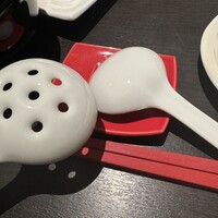 博多もつ鍋 やま中 赤坂店 - 具材のみをすくうオタマ 博多もつ鍋 やま中 赤坂店 - 具材のみをすくうオタマ