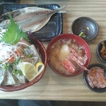 いしだ商店 - その日の地物の漬け丼、カニ汁、塩辛、漬物