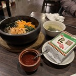 味じまん - 石焼ビビンパ。タデギの様な辛いのがついてくる。