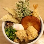 麺匠 釜善 - スペシャルB(500g) + 今日の天ぷら（春菊天） + とり天 + 丸天（薩摩揚げ）