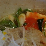 KITCHEN TSUNAGU - ちゃんこ葱、大根、豆腐、柚子、かんずりトマトのみぞれ鍋ハンバーグ