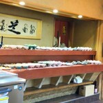 なが勢 - カウンターにその日のメニューが並びます
      この奥には炊飯器
      店員さんに味噌汁を提供してもらったタイミングで会計