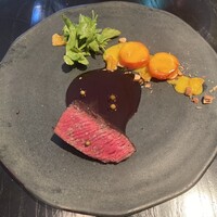 ラ・ボンヌターブル - 蝦夷鹿の稲藁焼き、赤ワインソース、人参、蜜柑、ヒマラヤ山椒