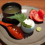 Kushiyaki To Osake Kammuri - 小鉢３種盛り、フルーツトマト、湯葉刺し、スナップえんどうスープ