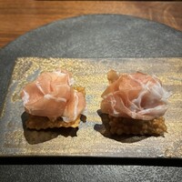 cenci - ペルシュゥ　1人2個ありますが、味が違います。
                    
                    下にはリコッタチーズに百合根のものと、白にんじんとエビのもの。