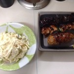 左 スパゲッティサラダ 右 焼き鳥(キモ、鳥肉、つくね)