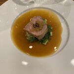 BISTRONOMIE TKM - フランスブルターニュ産仔牛のローストとそら豆の軽い煮込みコンソメソース