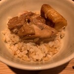 鉄板焼 お好み焼 かしわ - そのままご飯にのせて