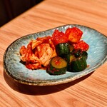 肉の山翔 - キムチ盛り合わせ