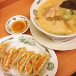 Hidakaya - とんこつラーメン、餃子