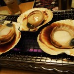 心人 - 帆立 は 紐まで全て頂きます。生ビールによく合います。
