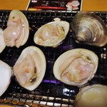 心人 - 蛤 が焼けてきて、口を開けてきました。グツグツしてきてもう少しで食べれそうです。