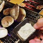 心人 - 5種類ほどの 塩 をブレンドした 「心人」 自慢の お塩 を振りかけて アツアツの 焼蛤 を頂きました。