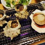 心人 - 大きな サザエ と、大きな 帆立貝 です。