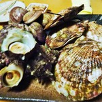心人 - 人数分の帆立、サザエ、蛤です。今から焼いていきます。ちょっとしたバ－べキュー気分ですネ。飲み放題にピッタリです。