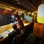 心人 - 店内 １階 です。左側がカウンター席、右側には ４人掛けのテーブル席が数席あります。突き当てが４人掛けの個室になっています。２階は、畳敷きの広めの部屋になっています。