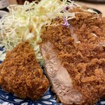 とんかつ檍 蒲田本店 - カツ断面　わかりづらいけど厚さ3センチはあったはず