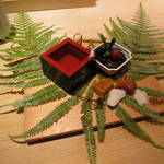 くろぎ - 口取り：自家製火取り唐墨、黒豆蜜煮、小梅