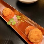 イタリアン チャイナバル村塾 - 付き出しのライスコロッケ　アメリケーヌソース