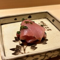 鮨 さいとう - 【メジマグロ】★★★★
                    キメの細かな脂、心地よく滑り込み、甘めの醤油でピュアな酸味と旨みがグッと引き立つ。