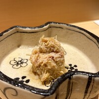 鮨 さいとう - 【毛蟹】★★★
                      細かく解された身。酸味の効いた蟹酢が馴染み、甘味が伸びてくる。
                      
