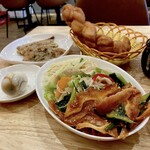 Ryuuma Ma Shokudou - 冷菜５種盛、茶葉玉子、牛肉餡入り餅、中華はちみつミルクパン