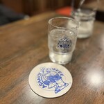 Asahi Kohi Saron - お水のグラスとコースターにも店名入り