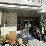 Putali Cafe - 入口の光景　カメラを引いて　左隣りは、帝京平成大学へ続いています