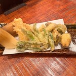 魚魚権 - 春の山菜天ぷら盛り合せ1,320円
筍、タラの芽、ふきのとう、サヤエンドウ、芽キャベツ、こごみ、うど